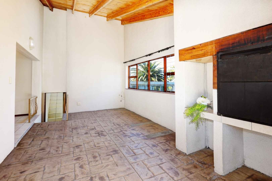 To Let 3 Bedroom Property for Rent in Loevenstein Western Cape